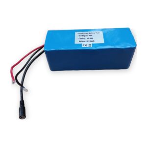 BR-10S3P Li-ion bateriový pack 36V 10,5 Ah 378 Wh — Pohled s vývody a DC konektorem (AKUPAK, reálná fotka vzorku)