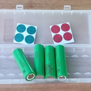 Blistr 4 ks LG INR18650-MJ1 – krabička s články a izolačními kroužky