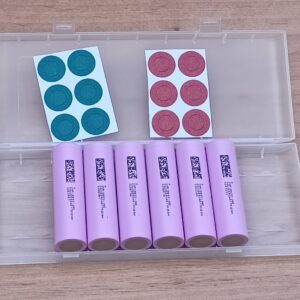 Blistr 6 ks DMEGC INR18650-26E – krabička s články a izolačními kroužky